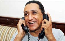 «موضي» يرد على اتصالات جمهورها     (تصوير علي السالم)