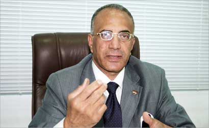حسني كامل متحدثاً في المؤتمر الصحافي