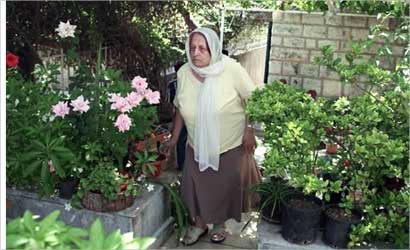 أم سمير أمام منزلها