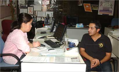 حمد متحدثاً الى الزميلة شوق الخشتي  (تصوير علي السالم) 