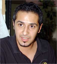 حمد متحدثاً الى الزميلة شوق الخشتي  (تصوير علي السالم) 