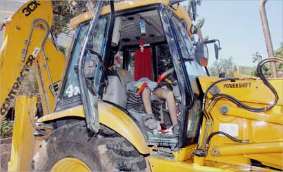 u0635u0648u0631u0629 u0648u0632u0639u0647u0627 u0645u0643u062au0628 u0627u0644u062du0643u0648u0645u0629 u0627u0644u0625u0633u0631u0627u0626u064au0644u064au0629 u0627u0644u0635u062du0627u0641u064a u0644u062cu062bu0629 u0633u0627u0626u0642 u0627u0644u062cu0631u0627u0641u0629 u0628u0639u062f u0642u062au0644u0647 u0641u064a u062fu0627u062eu0644u0647u0627 u0627u0645u0633  (u0627 u0641 u0628)