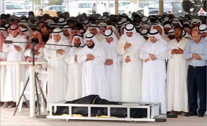 المشيعون يؤدون الصلاة على جثمان البحر (تصوير أسعد عبدالله)