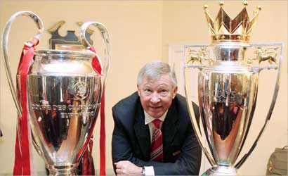 هل يضيف اليكس فيرغوسون «درع المجتمع» إلى كأس الدوري الممتاز وكأس دوري ابطال اوروبا؟