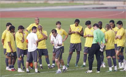 دونغا يقود تدريبات البرازيل في شنغهاي        (ا ف ب)