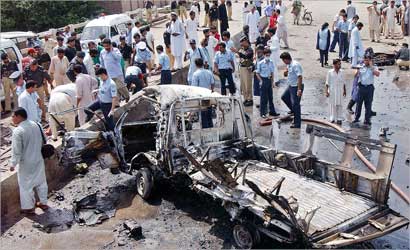 رجال شرطة باكستانيون في مكان انفجار بيشاور أمس  (ا ف ب)