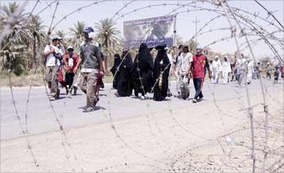 u0632u0648u0627u0631 u0634u064au0639u0629 u064au0639u0628u0631u0648u0646 u0627u0644u0644u0637u064au0641u064au0629 u0641u064a u0637u0631u064au0642u0647u0645 u0625u0644u0649 u0643u0631u0628u0644u0627u0621 u0623u0645u0633   (u0631u0648u064au062au0631u0632)