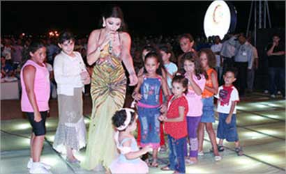 u0647u064au0641u0627u0621 u0648u0647u0628u064a u0645u0639 u0627u0644u0627u0637u0641u0627u0644 u0641u064a u062du0641u0644u0647u0627 u0627u0644u0627u062eu064au0631 u0641u064a u0645u0635u0631