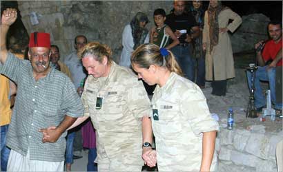 u0645u062cu0646u062fu062au0627u0646 u0628u0644u062cu064au0643u064au062au0627u0646 u0645u0646 u00abu0627u0644u064au0648u0646u064au0641u064au0644u00bb u062au0631u0642u0635u0627u0646 u0627u0644u062fu0628u0643u0629 u062eu0644u0627u0644 u062du0641u0644 u0641u064a u0628u0644u062fu0629 u062au0628u0646u064au0646 u0627u0645u0633  (u0627 u0641 u0628)