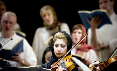 u0639u0627u0632u0641u0629 u0627u064au0631u0627u0646u064au0629 u062eu0644u0627u0644 u062du0641u0644 u0645u0648u0633u064au0642u064a u0645u0634u062au0631u0643 u0645u0639 u0641u0631u0642u0629 u0627u0644u0645u0627u0646u064au0629 u0641u064a u0637u0647u0631u0627u0646 u0627u0648u0644 u0645u0646 u0627u0645u0633    (u0631u0648u064au062au0631u0632)