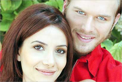 بطلا المسلسل التركي الشهير «نور»