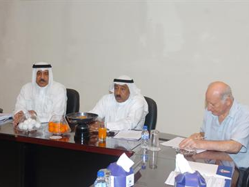 عياد سالم يتوسط البحيصي وعبدالحميد محمد أثناء إجراء القرعة 	 (تصوير زكريا عطية)