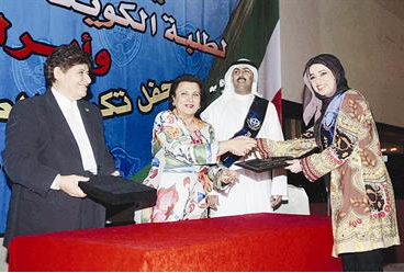 وزيرة التربية ووكيلة التعليم العالي تكرمان احدى الخريجات