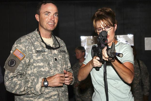 سارة بالين تتدرب على استخدام بندقية حربية خلال زيارتها إلى قاعدة اميركية في الكويت العام الماضي	(ا ب)