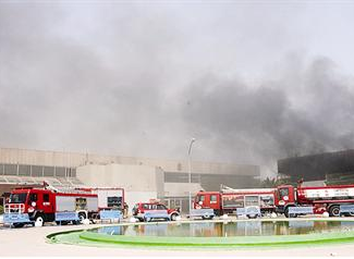 سيارات الاطفاء في محيط أرض المعارض