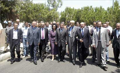 u0645u0645u062bu0644 u0628u0631u064a u0648u0641u0631u064au0627u0644 u0627u0644u062fu0639u064au062c u064au062au0642u062fu0645u0627u0646 u0627u0644u0645u0634u0627u0631u0643u064au0646 u0641u064a u062du0641u0644 u0627u0644u0627u0641u062au062au0627u062d       (u00abu0627u0644u0631u0627u064au00bb u062eu0627u0635)