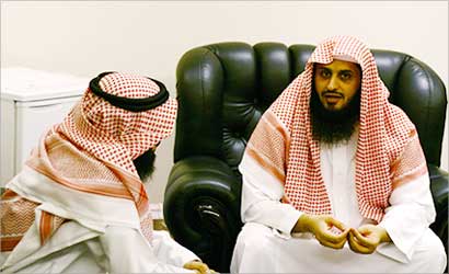 ابو زقم متحدثا للزميل سالم الشطي