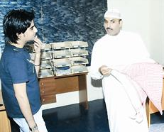 طارق العلي متحدثا للزميل حمود العنزي