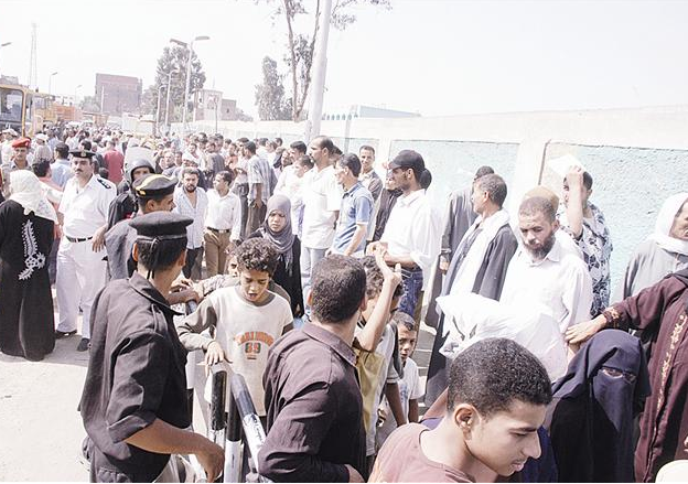 أهالي الضحايا ينتظرون أمام مشرحة زينهم		 (خاص «الراي»)