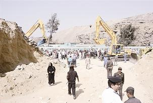 الأهالي خلف حاجز أمني في موقع الكارثة