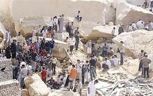 بقايا وحطام... وأهالي وقوات إنقاذ في موقع الكارثة