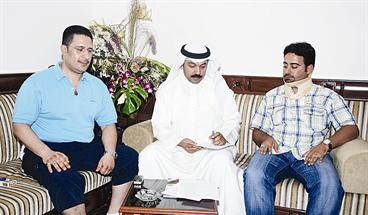 الزميل عبدالعزيز اليحيوح متوسطا المنقذ والضحية    	(تصوير دانيال هلال)