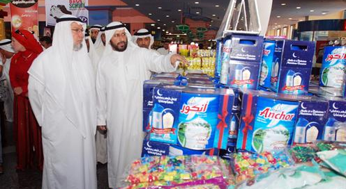 باقر يستمع الى شرح من العميري عن اسعار السلع الرمضانية