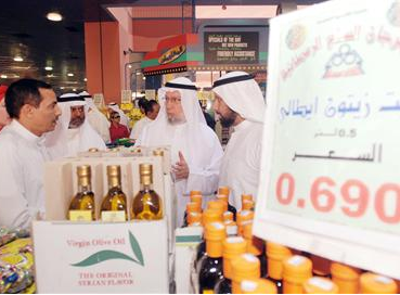 وزير التجارة متحدثا الى المواطنين في الجمعية