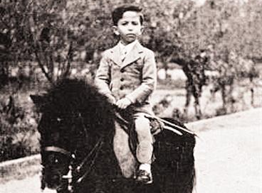 متجولاً في مدن العراق وهو طفل