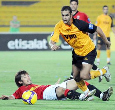 بدر المطوع يتخطى اللاعب الياباني     	(تصوير جلال معوض)