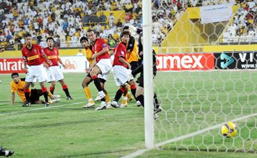 الكرة داخل شباك الفريق الياباني