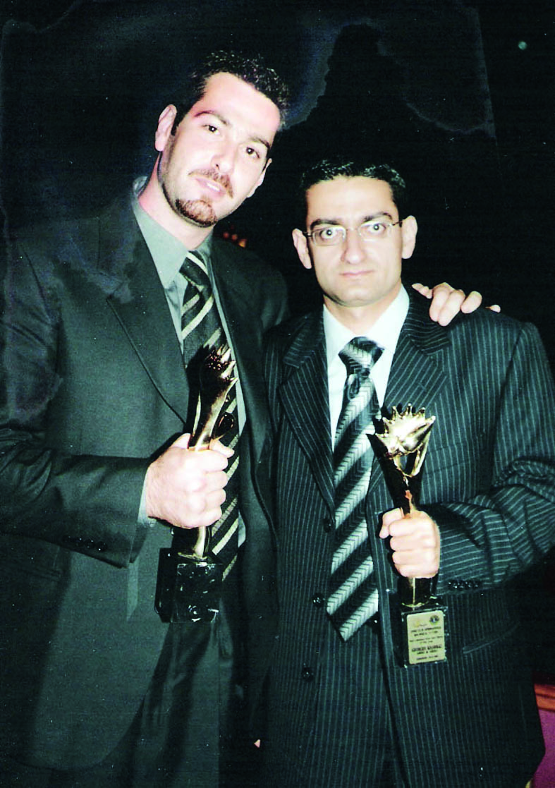 يحمل درع التكريم  