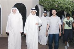 الشيخ دعيج الخليفة عند وصوله