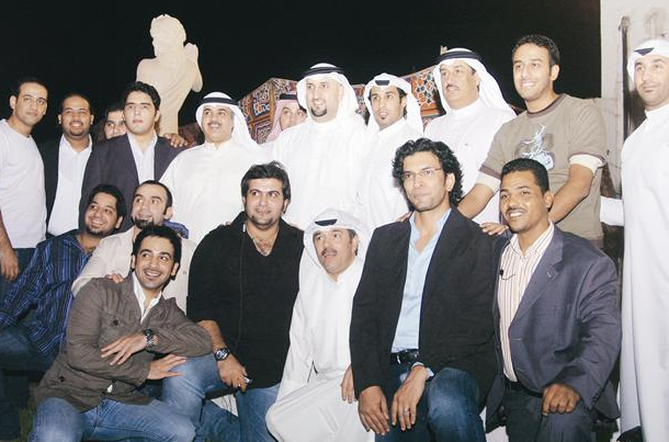 صورة جماعية لأسرة قناة «فنون»