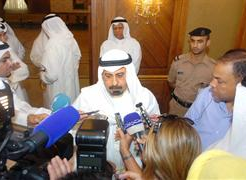 محمد الصباح متحدثا للصحافيين قبل مغادرته 	(تصوير زكريا عطية)