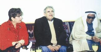 عبدالله البردوني يتوسط المرحوم عبدالرزاق البصير وليلى العثمان