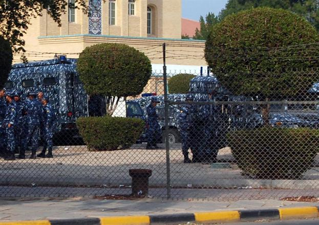 آليات وحشود أمنية امام السفارة المصرية 				 (تصوير أسعد عبدالله ودانيال هلال)