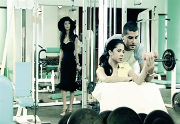 مشهد حبيب دوللي يدرب فتاة أخرى