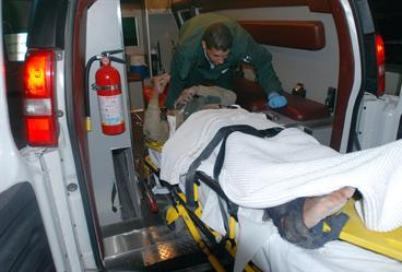 نقل احد المصابين في سيارة الاسعاف