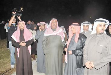 وزير الداخلية جابر الخالد ومحافظ الاحمدي ابراهيم الدعيج في موقع الحادث