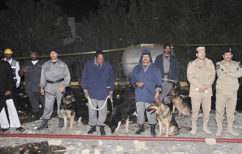 رجال الامن ومعهم كلاب الاثر