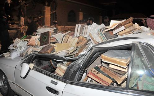 مئات الكتب المتناثرة