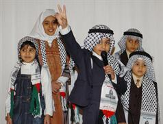 اطفال الكويت يدعمون نظراءهم في غزة		               (تصوير علي السالم)