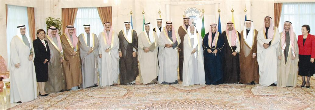 الأمير وولي العهد يتوسطان ناصر المحمد وأعضاء الحكومة الجديدة