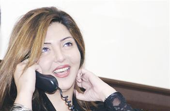 مونيا ترد على المتصلين 