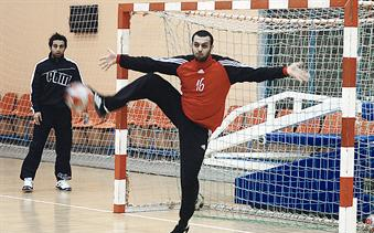 حمد الرشيدي يتصدى لتصويبة اثناء التدريب