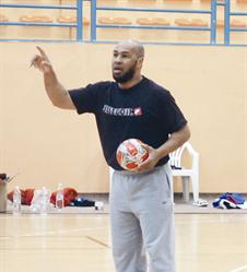 مساعد المدرب محمد مبارك يوجه اللاعبين