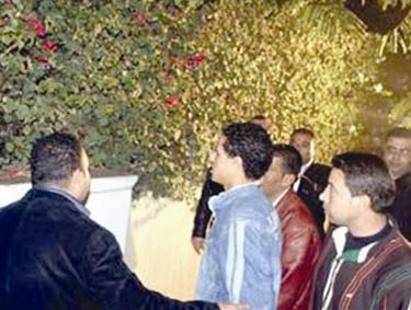 المتهم محمود عيساوي اثناء تمثيل الجريمة