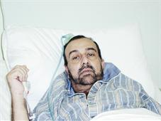 علي سلطان في المستشفى قبل وفاته