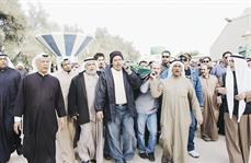 ... وعلى أكتاف مشيعيه إلى مثواه الأخير	 ( تصوير علي السالم )